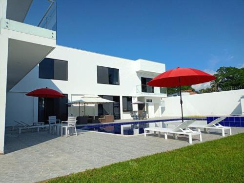Espectacular Quinta PRIVADA con BBQ y Jacuzi a 10 Minutos de Melgar con 11 Habitaciones con Baño privado y Todas con Aire Acondicionado Con Capacidad para 30 personas