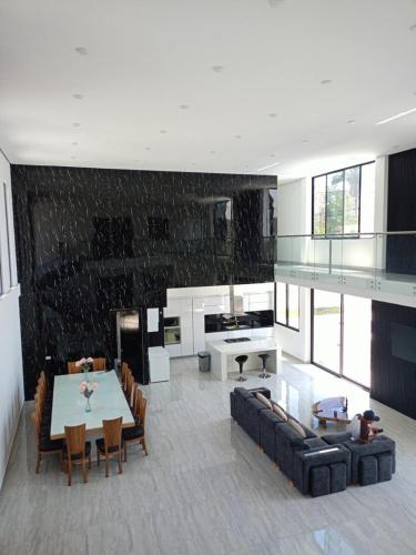 Espectacular Quinta PRIVADA con BBQ y Jacuzi a 10 Minutos de Melgar con 11 Habitaciones con Baño privado y Todas con Aire Acondicionado Con Capacidad para 30 personas