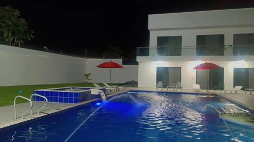Espectacular Quinta PRIVADA con BBQ y Jacuzi a 10 Minutos de Melgar con 11 Habitaciones con Baño privado y Todas con Aire Acondicionado Con Capacidad para 30 personas