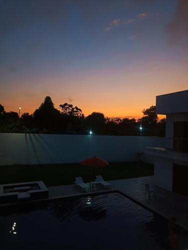 Espectacular Quinta PRIVADA con BBQ y Jacuzi a 10 Minutos de Melgar con 11 Habitaciones con Baño privado y Todas con Aire Acondicionado Con Capacidad para 30 personas