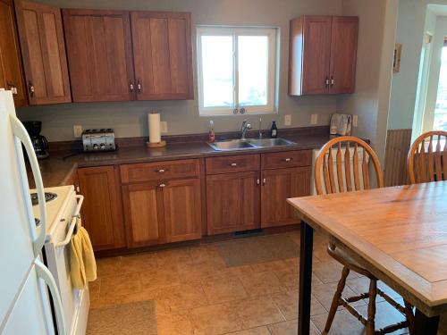 Quiet Country Comfort w Long Views Quiet Country Comfort w Long Views