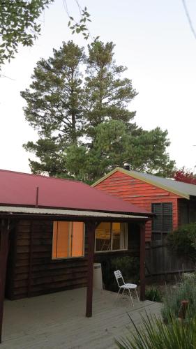 Mountain Views Cedar Cottage