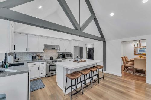 Luxurious 7BR Walk 2 Beach and Bus Stop Luxurious 7BR Walk 2 Beach and Bus Stop