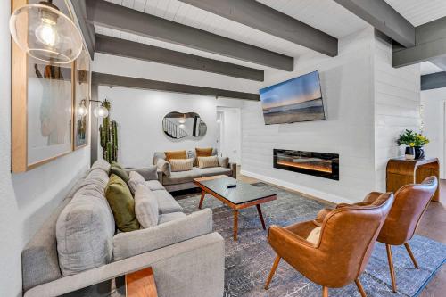 Luxurious 7BR Walk 2 Beach and Bus Stop Luxurious 7BR Walk 2 Beach and Bus Stop