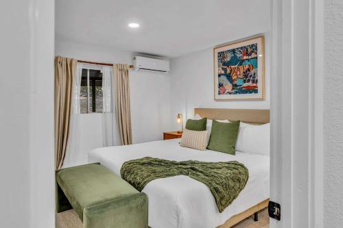 Luxurious 7BR Walk 2 Beach and Bus Stop Luxurious 7BR Walk 2 Beach and Bus Stop