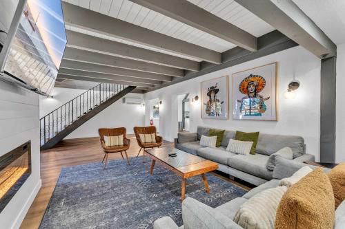 Luxurious 7BR Walk 2 Beach and Bus Stop Luxurious 7BR Walk 2 Beach and Bus Stop