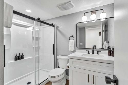 Luxurious 7BR Walk 2 Beach and Bus Stop Luxurious 7BR Walk 2 Beach and Bus Stop