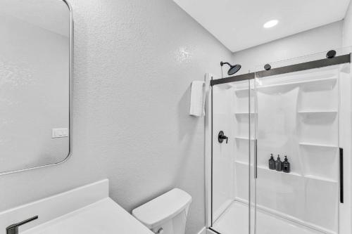 Luxurious 7BR Walk 2 Beach and Bus Stop Luxurious 7BR Walk 2 Beach and Bus Stop