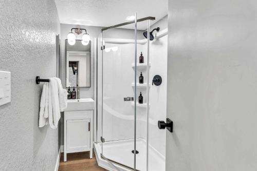 Luxurious 7BR Walk 2 Beach and Bus Stop Luxurious 7BR Walk 2 Beach and Bus Stop