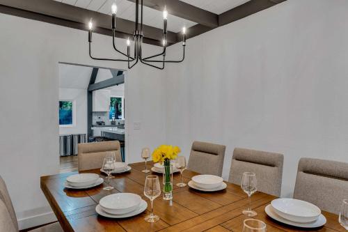 Luxurious 7BR Walk 2 Beach and Bus Stop Luxurious 7BR Walk 2 Beach and Bus Stop