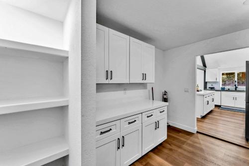 Luxurious 7BR Walk 2 Beach and Bus Stop Luxurious 7BR Walk 2 Beach and Bus Stop