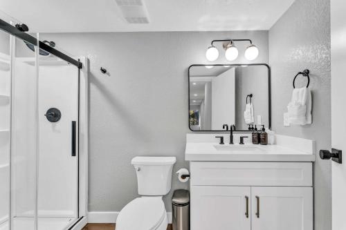 Luxurious 7BR Walk 2 Beach and Bus Stop Luxurious 7BR Walk 2 Beach and Bus Stop