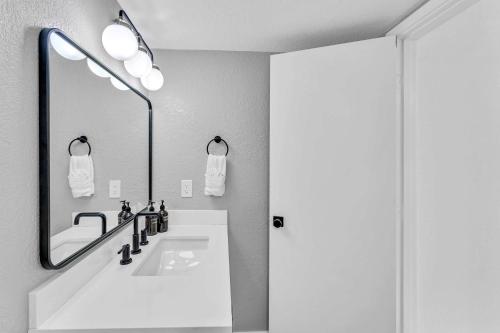 Luxurious 7BR Walk 2 Beach and Bus Stop Luxurious 7BR Walk 2 Beach and Bus Stop