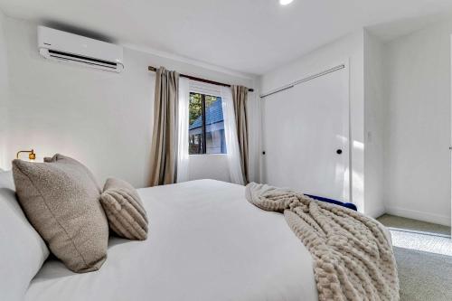 Luxurious 7BR Walk 2 Beach and Bus Stop Luxurious 7BR Walk 2 Beach and Bus Stop