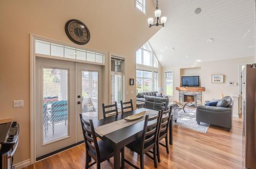 Sunrock Meadow Cottage On Osoyoos Lake in Osoyoos, Canada