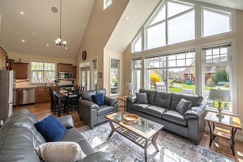 Sunrock Meadow Cottage On Osoyoos Lake in Osoyoos, Canada