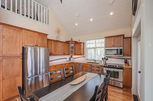 Sunrock Meadow Cottage On Osoyoos Lake in Osoyoos, Canada