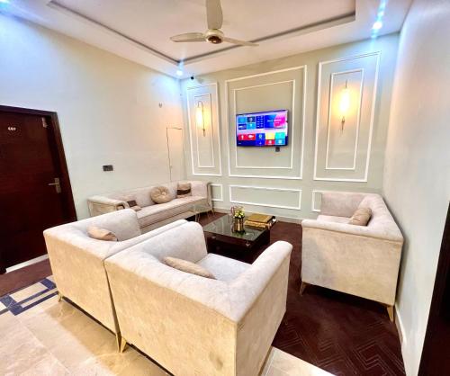 Superior Triple Room image 8