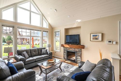 Sunrock Meadow Cottage On Osoyoos Lake in Osoyoos, Canada