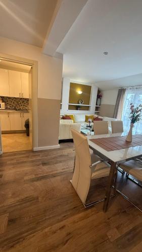 Central 3bdr penthouse with terrace&AC, Praha (fotografie 10)