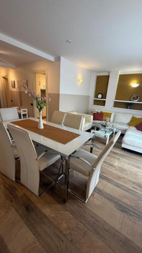 Central 3bdr penthouse with terrace&AC, Praha (fotografie 3)
