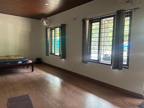 ROCK & CAVE- Blend of nature , adventure & comfort!! in Chithavalli