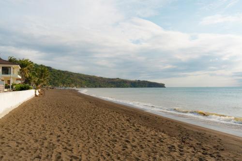 Beach & Nature Escape at One Bakawan, Lian (photo 6)