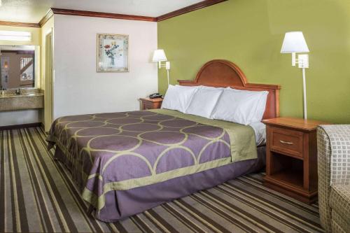 Super 8 by Wyndham San Marcos in San Marcos, USA