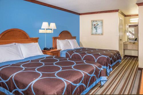 Super 8 by Wyndham San Marcos - image 14