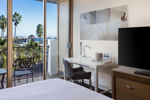 King Room with Balony - Top Floor room in DoubleTree by Hilton San Diego Bayside