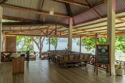 The Hawk's Nest Resort