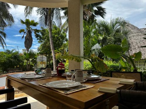 Diani Hideaway Beach Villa, private pool, air conditioning and WiFi in Mombasa