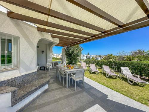 Luxury 3 Bedroom Apartment, Pool Garden Views