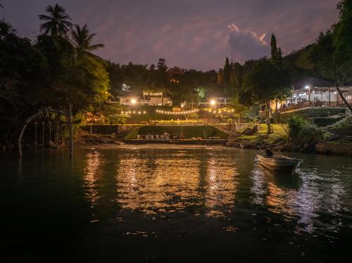 The Hawk's Nest Resort