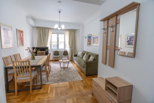 Museum District Apartment, Atene