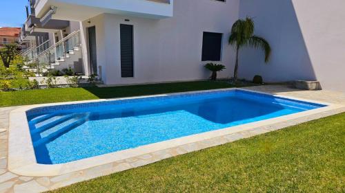 Sofia's Loft with Pool Access