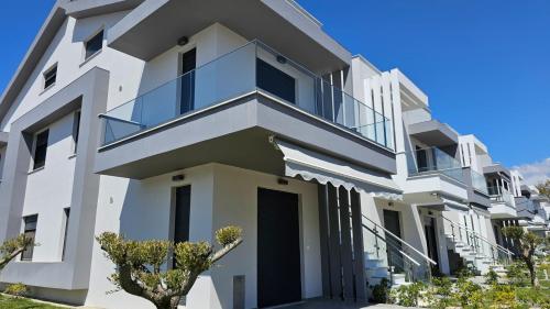 Sofia's Loft with Pool Access