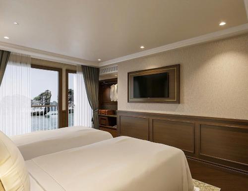 DELUXE BALCONY CABIN image 4
