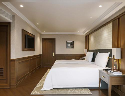 DELUXE BALCONY CABIN image 2