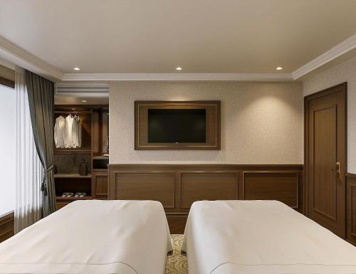 DELUXE BALCONY CABIN image 3