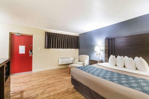 Econo Lodge Inn & Suites I-35 at Shawnee Mission in Overland Park, USA