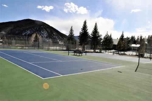 Tennis Townhome 2 Bd 25 Ba TTMR in Keystone, USA