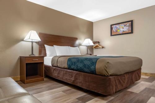 Econo Lodge Hays I-70 - image 14