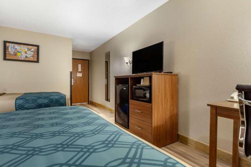 Econo Lodge Hays I-70 - image 12