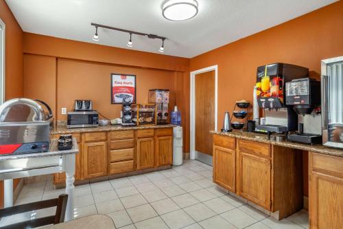 Econo Lodge Hays I-70 - image 11