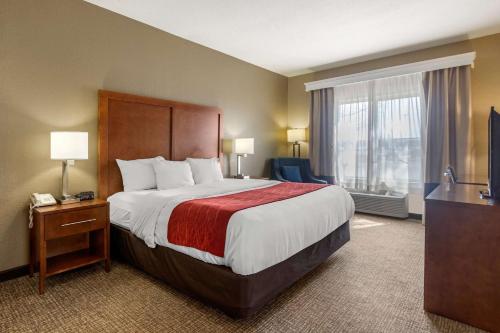 Comfort Inn & Suites Pittsburg - image 9