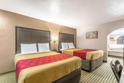 Econo Lodge Winfield - image 11