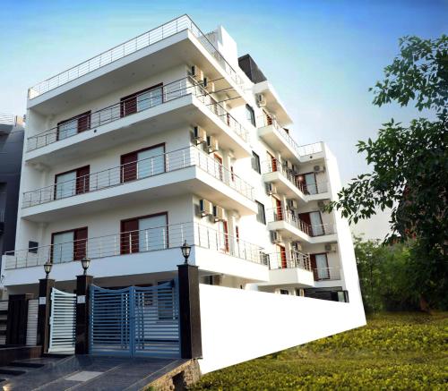 Hotel Sandal tree express, Noida