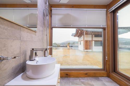 Fürdőszoba, Luxury Hanok Blue Serenity in Tongjin-eup