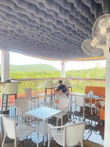 Restoran, Ripples Guesthouse and Sky Bar in Koh Rong Sanloem